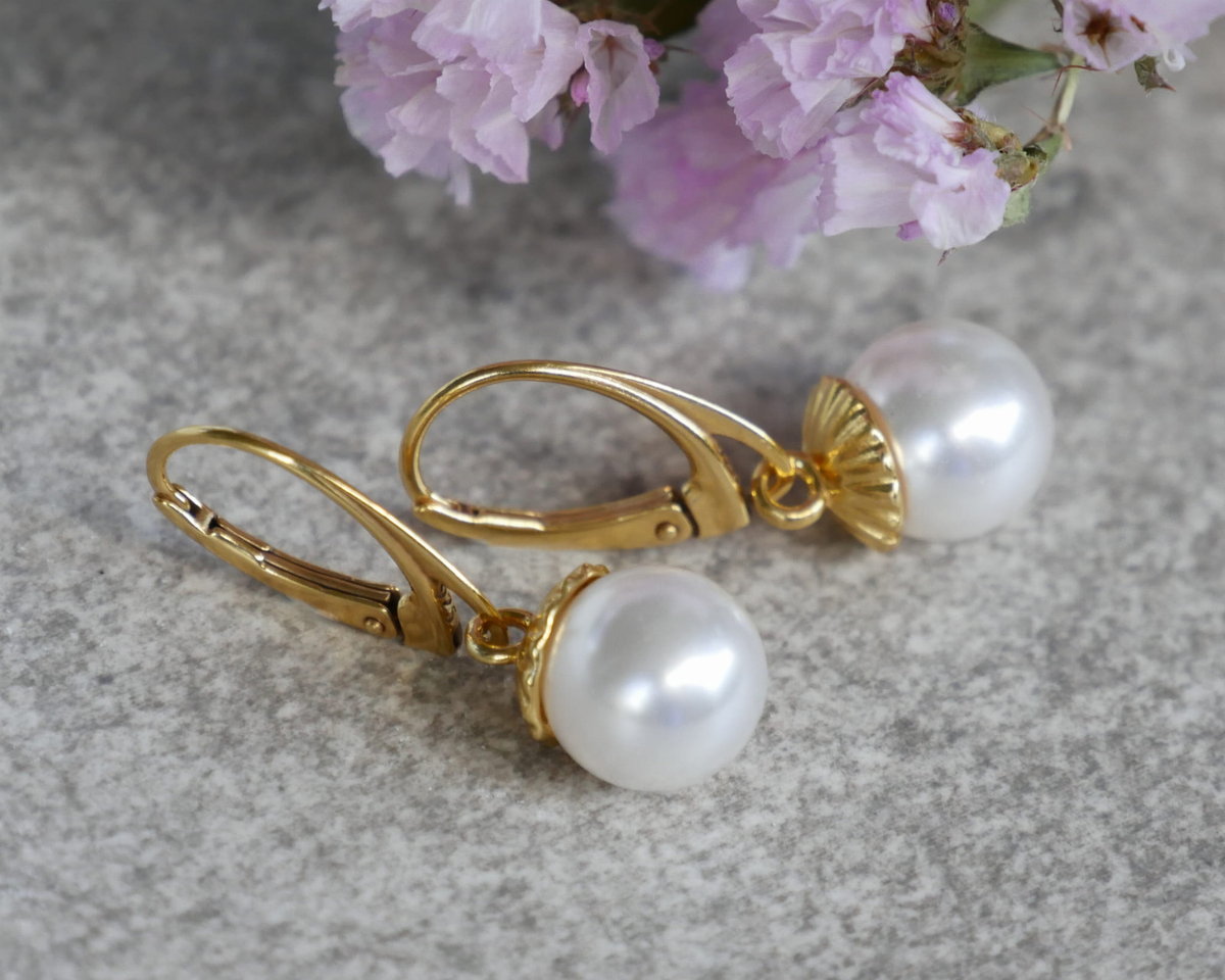 Białe perły wiszące kolczyki