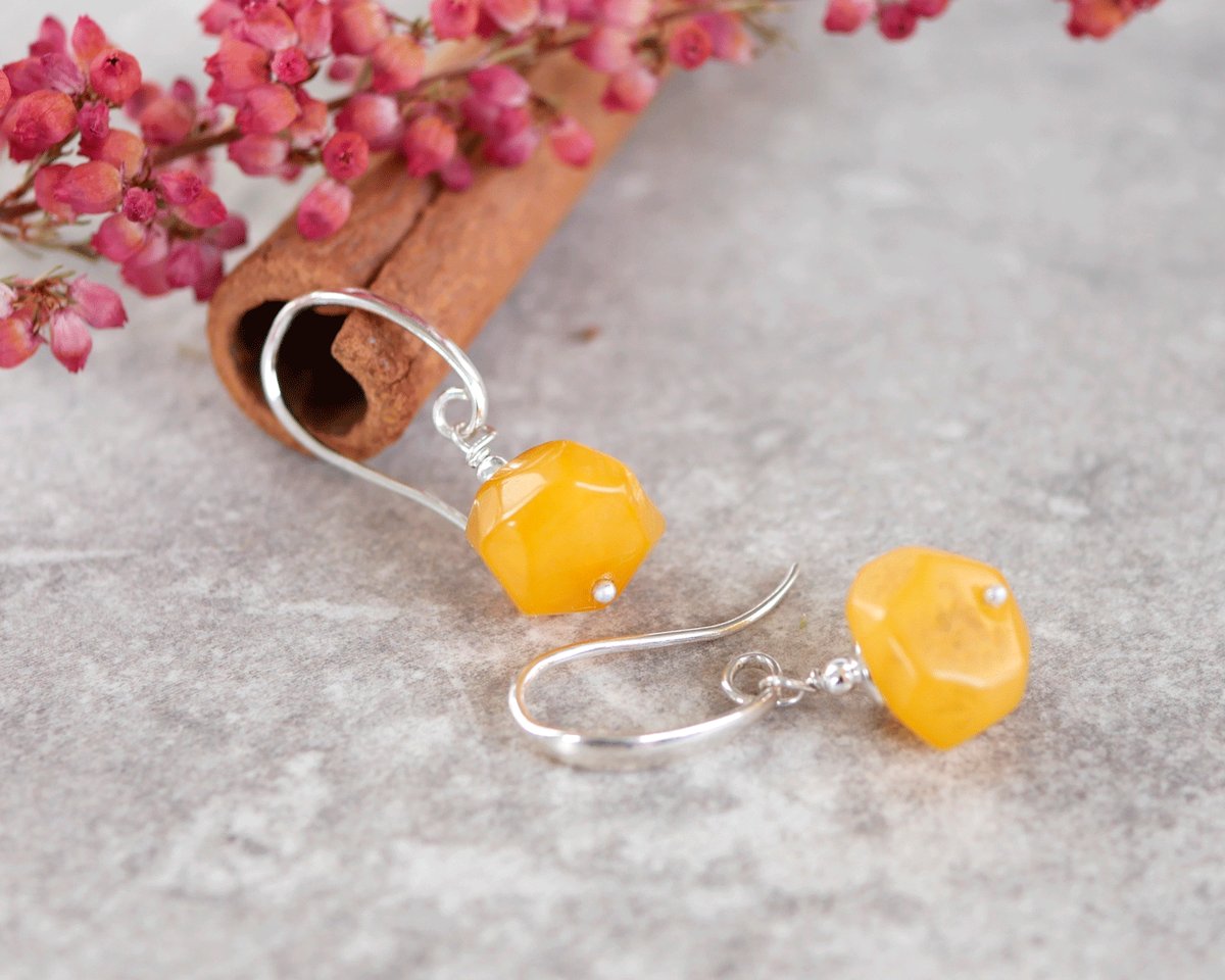 Kolczyki wiszące z naturalnym bursztynem w srebrze