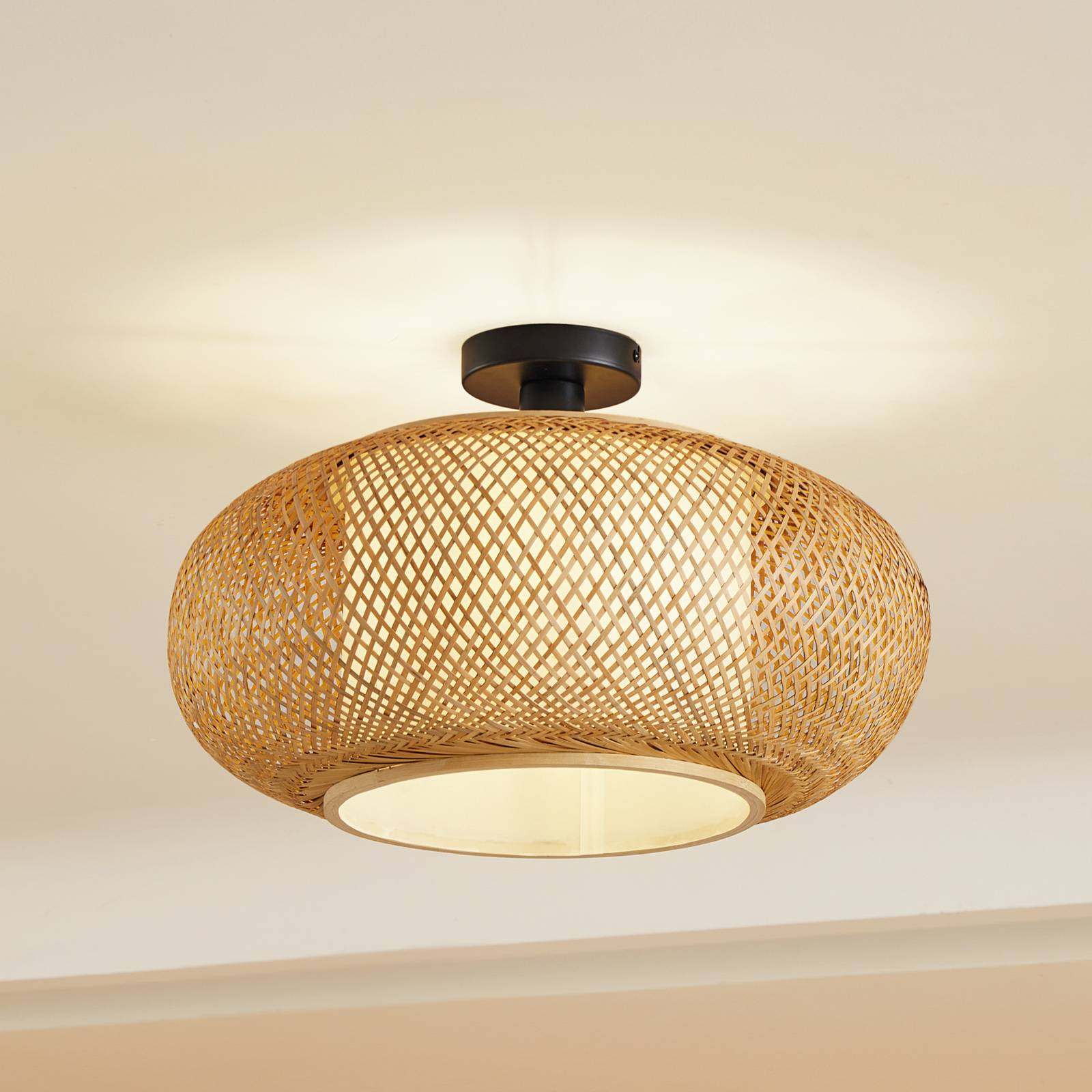 Lampa sufitowa Lindby Romaine, bambus, naturalny/biały, Ø 50 cm