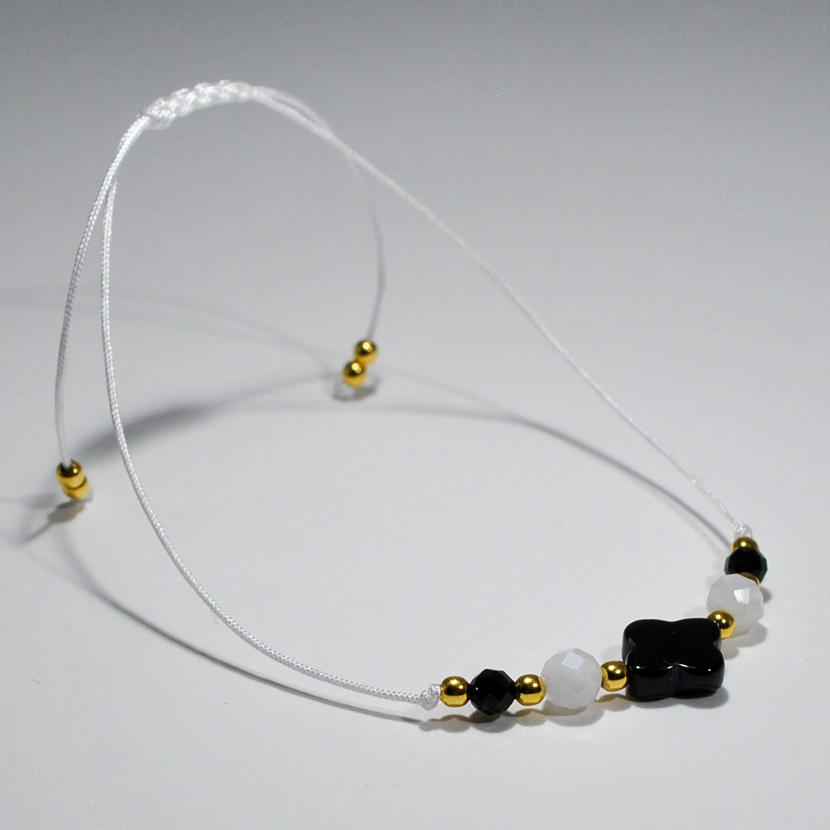 Biała bransoletka KiANU z onyksu i kamienia księżycowego z koniczynką