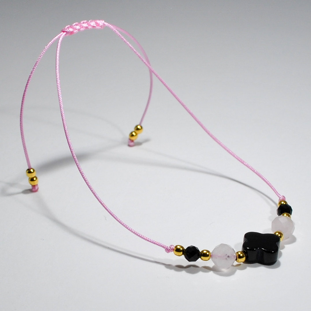 Różowa bransoletka KiANU z onyksu i kwarcu różowego z koniczynką