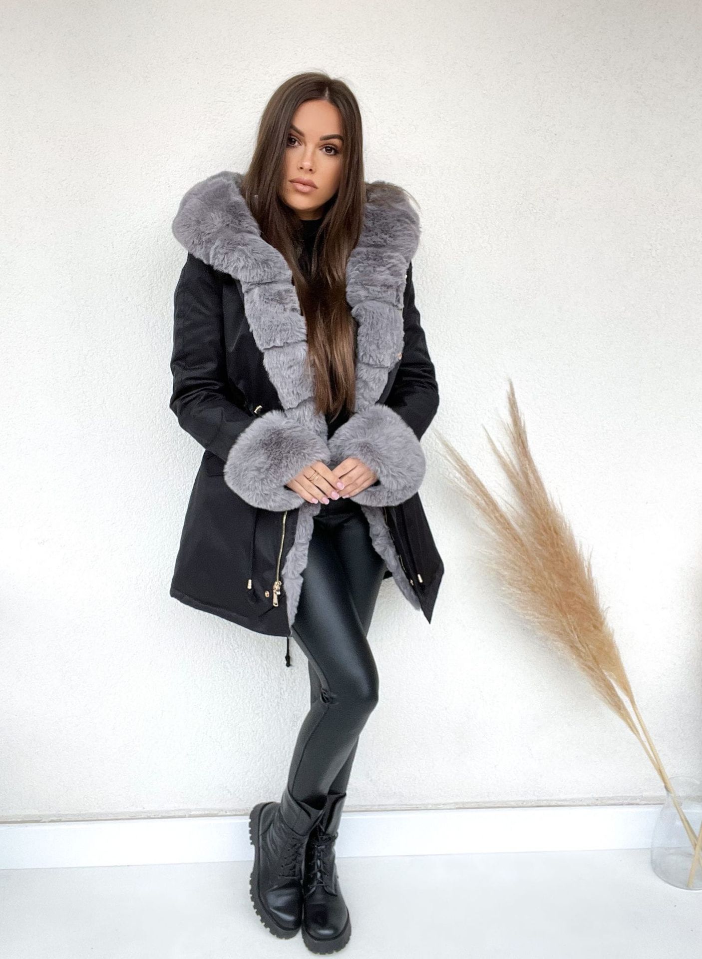 ZIMOWA PARKA WINTER Z FUTRZANYM KOŁNIERZEM KAPTUREM - CZARNA Z SZARYM FUTREM - S WEST