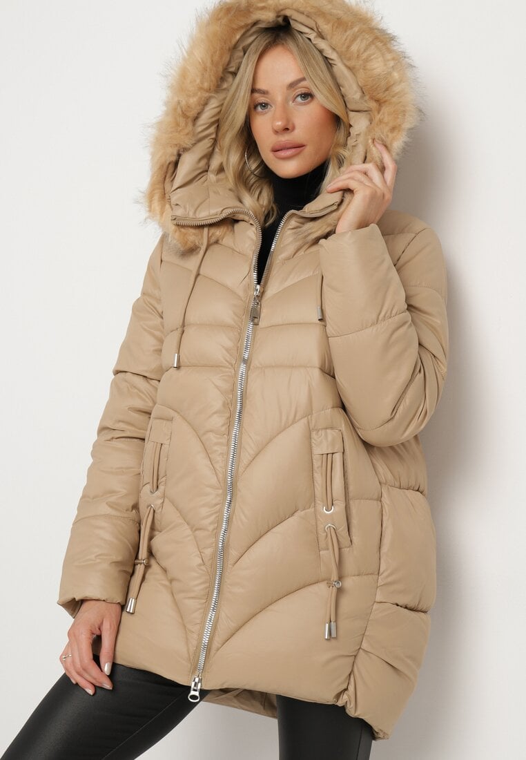 Beżowa Pikowana Kurtka o Trapezowym Kroju z Kapturem i Odpinanym Futerkiem Deolaine