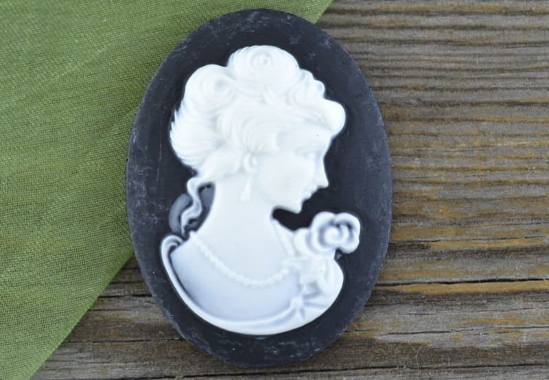 [03667] Kamea biała na czarnym tle 36*27mm