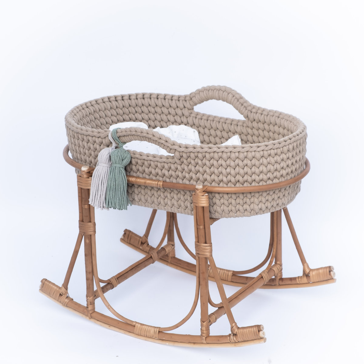 Kołyska dla lalki- Kosz Mojżesza (RÓŻOWE ZŁOTO) z materacem, zestawem pościeli, frędzlami + WIKLINOWY bujak