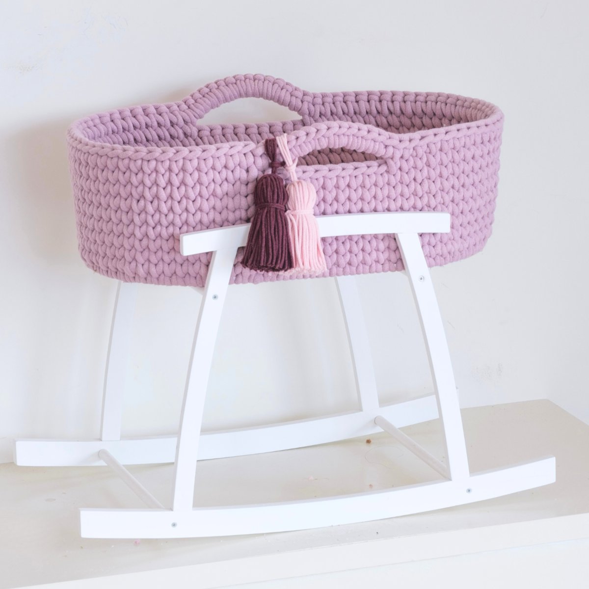 Kołyska dla lalki- Kosz Mojżesza (BRUDNY RÓŻ) z materacem, pościelą, frędzlami + drewniana podstawa biała