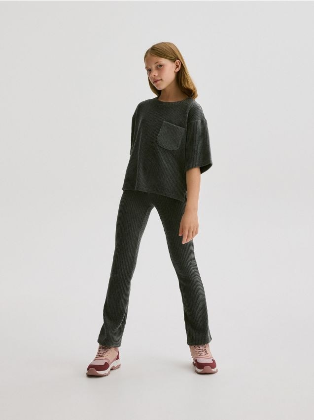 Reserved - Prążkowane spodnie flare - ciemnoszary