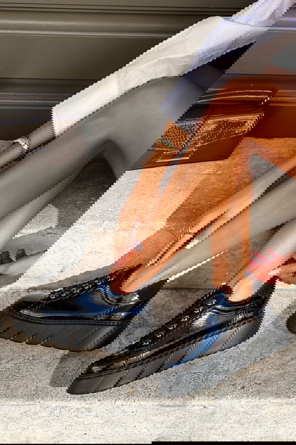 Czarne lakierowane trampki na platformie Damesa - KAR