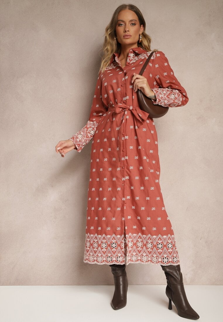 Bordowa Koszulowa Sukienka Zdobiona Haftowanym Wzorem Wiązana w Pasie Tinnora