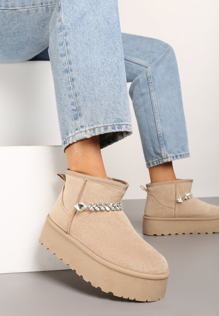 Ciemnobeżowe Śniegowce z Imitacji Zamszu na Platformie Zdobione Łańcuszkiem z Cyrkoniami Ninnet