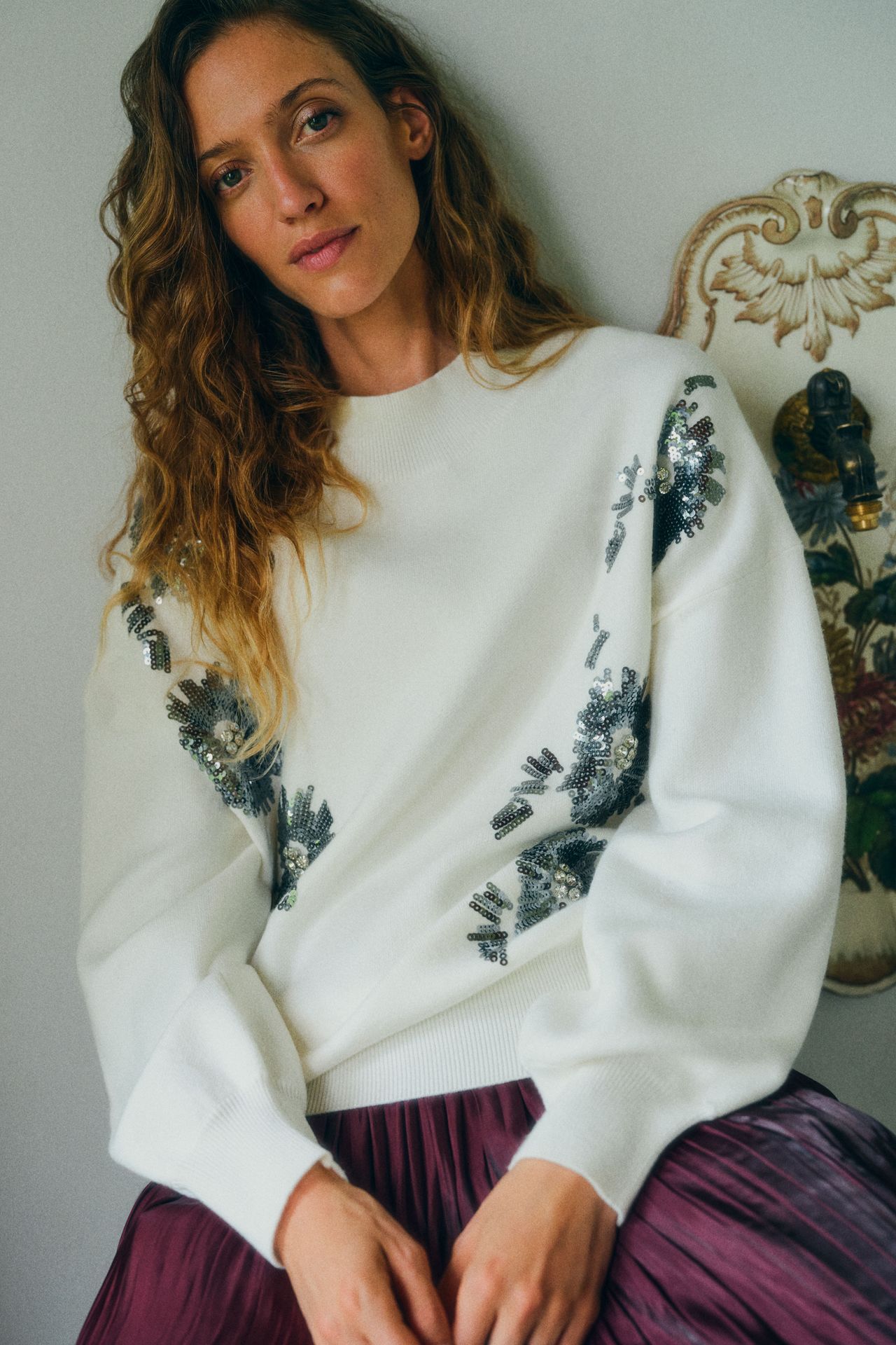 Biały sweter oversize z cekinową aplikacją - Greenpoint