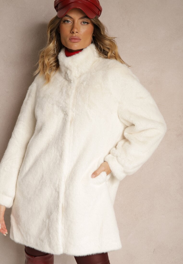 Jasnobeżowy Płaszcz z Futerka o Prostym Kroju ze Stójką i Kieszeniami Saliratia