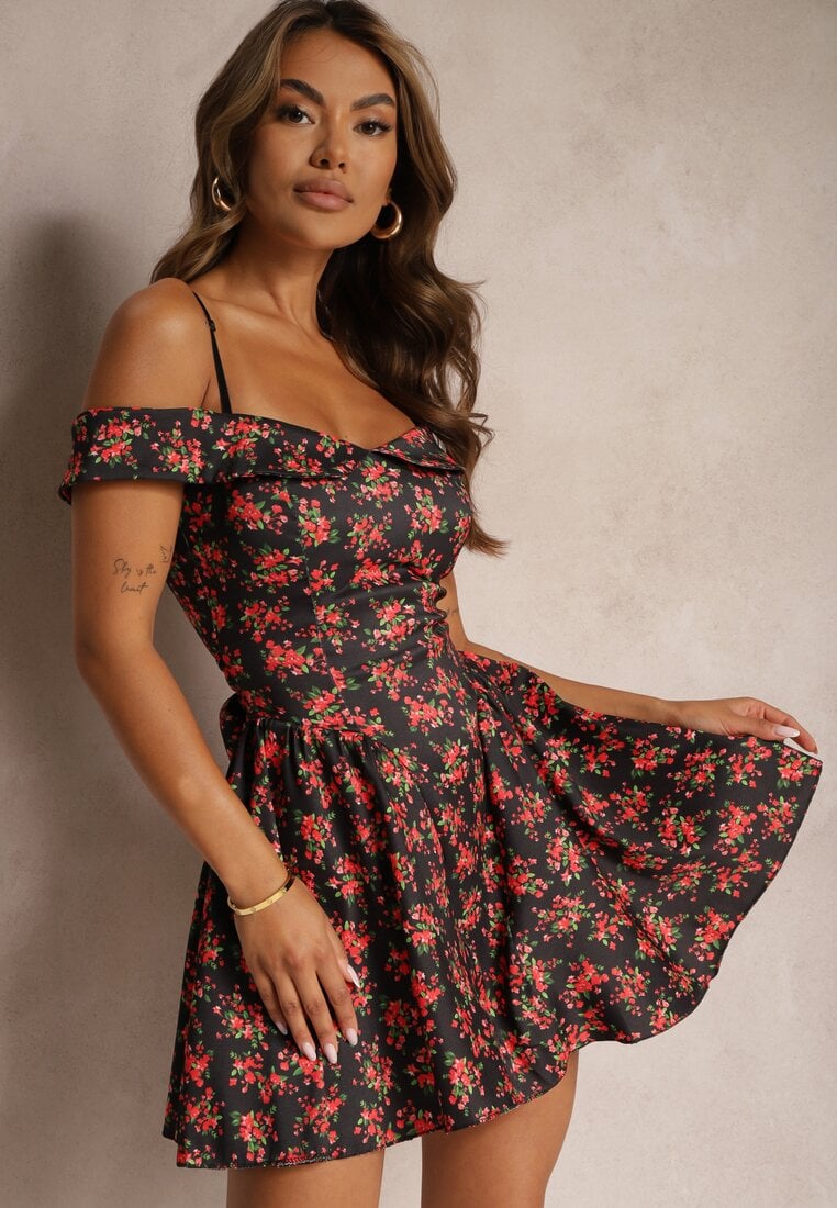 Czarno-Czerwona Sukienka z Regulowanymi Ramiączkami i Dekoltem Typu Hiszpanka w Kwiatowy Wzór Risalemti