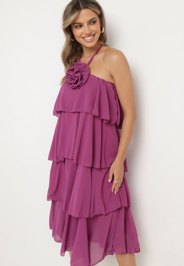 Fioletowa Sukienka z Falbanami Wiązana na Szyi z Broszką Kwiatem Tinallena