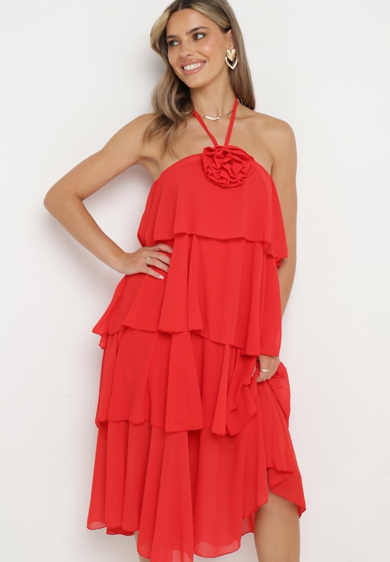 Czerwona Sukienka z Falbanami Wiązana na Szyi z Broszką Kwiatem Tinallena