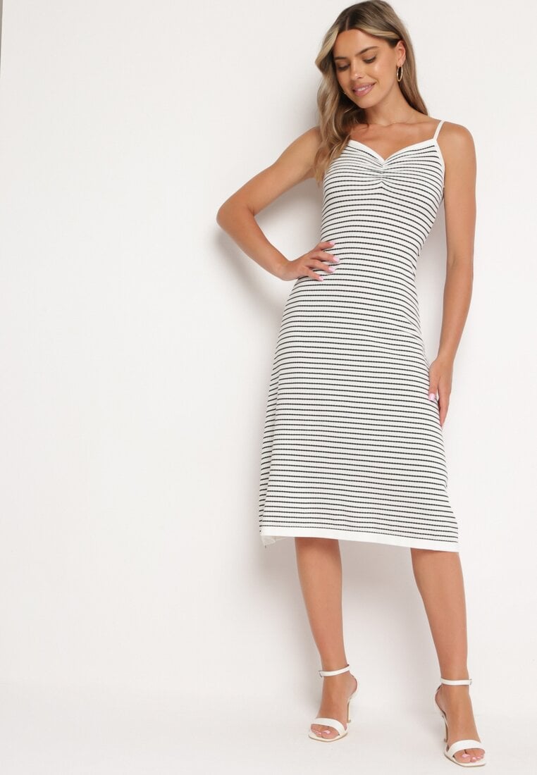 Biało-Czarna Sukienka na Regulowanych Ramiączkach z Marszczonym Dekoltem w Paski Fialea