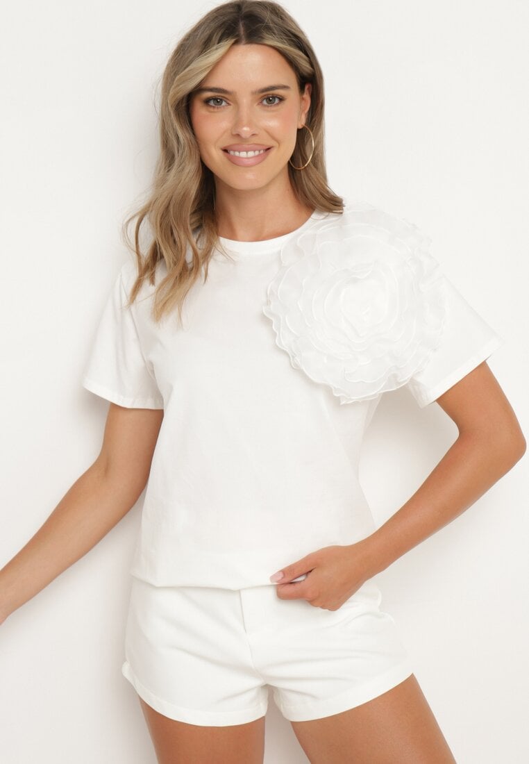 Biały T-shirt Koszulka z Krótkim Rękawem i Aplikacją w Kształcie Kwiatu Nestairis
