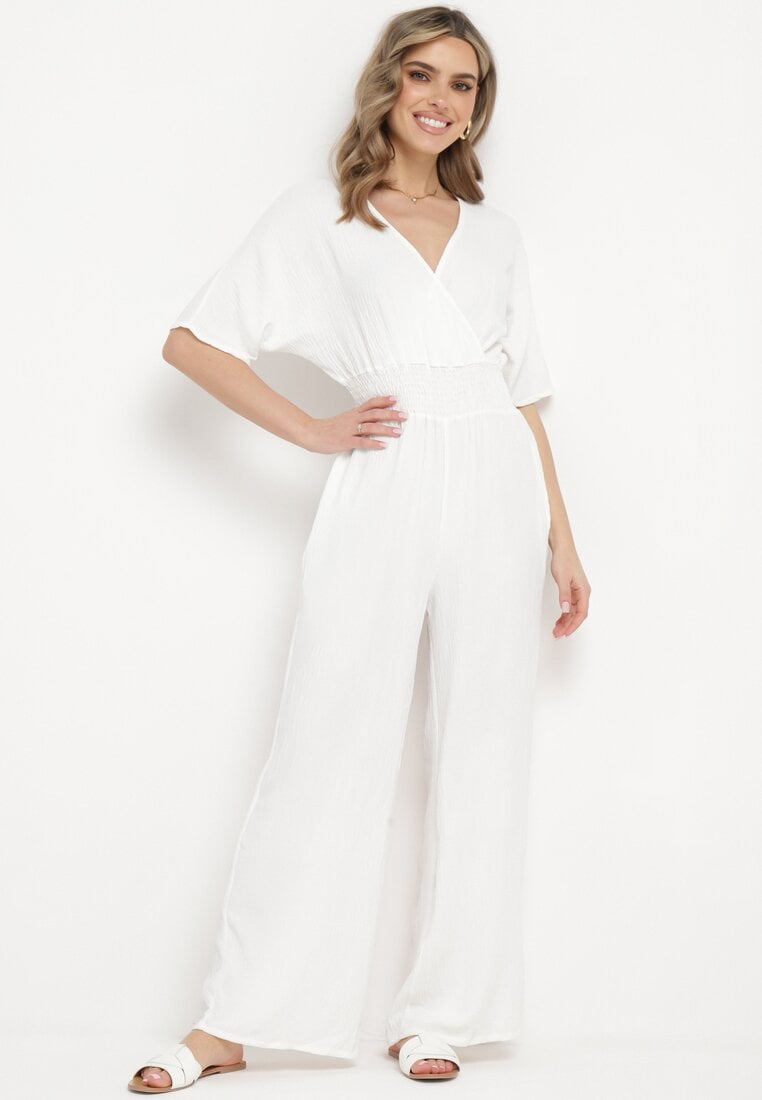 Biały Taliowany Kombinezon z Kopertową Górą i Długimi Szerokimi Nogawkami Loni