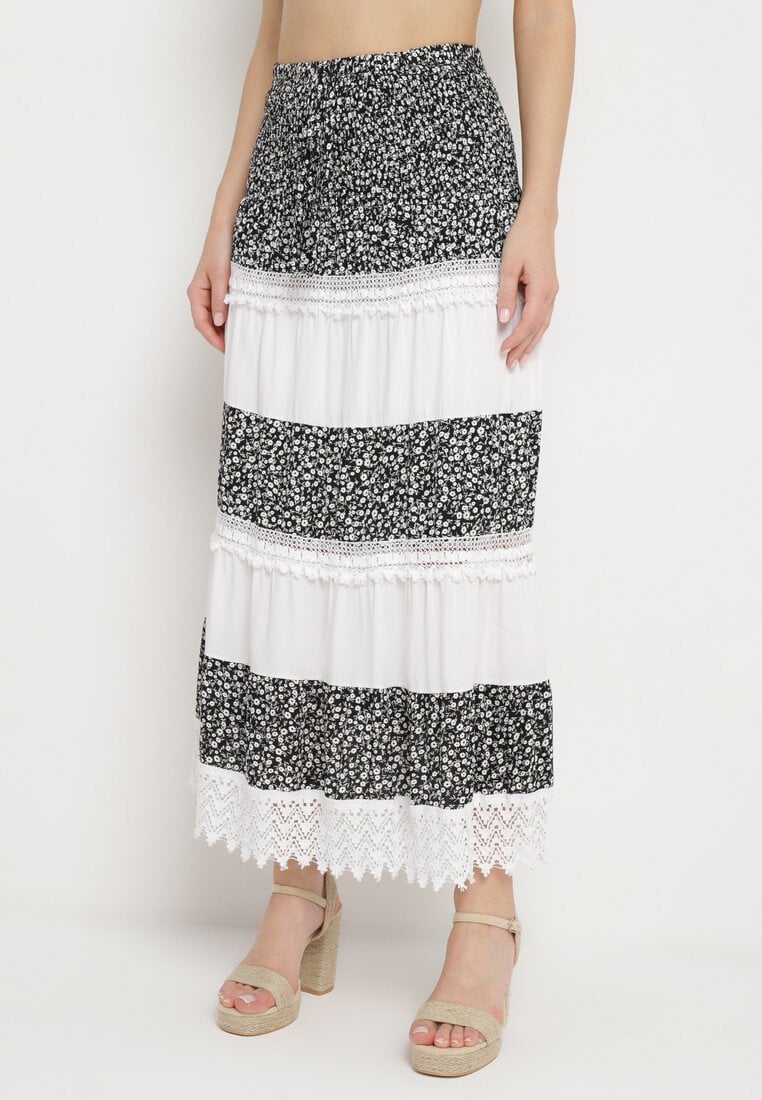 Czarno-Biała Spódnica w Drobne Kwiaty o Rozkloszowanym Fasonie Liofara