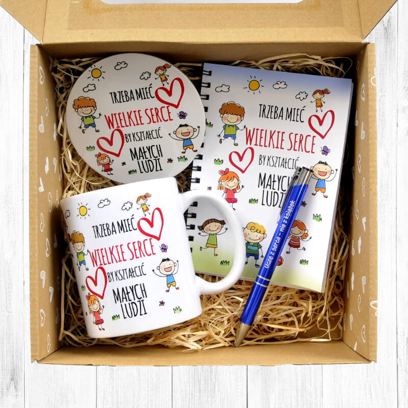 Zestaw prezentowy w kartoniku w serduszka kubek 330 ml z notesem i długopisem - Trzeba mieć wielkie serce, by kształcić małych ludzi