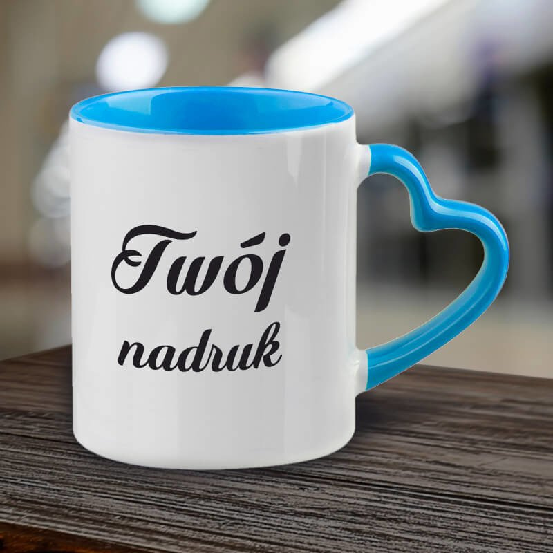 Kubek z niebieskim wnętrzem i uszkiem w kształcie serca z Twoim nadrukiem