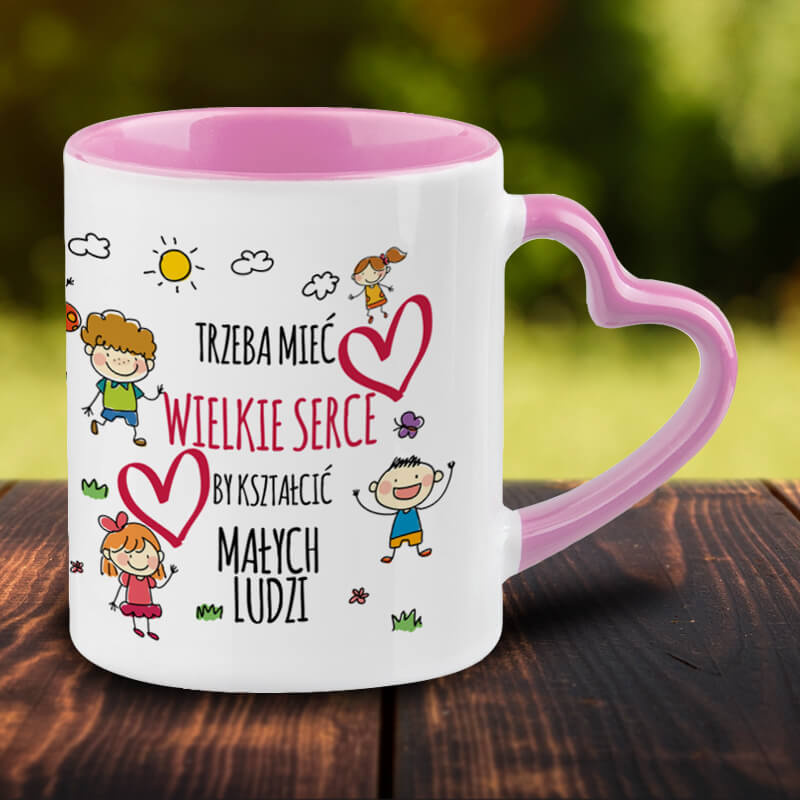 Kubek z różowym wnętrzem i uszkiem w kształcie serca - Trzeba mieć wielkie serce, by kształcić małych ludzi