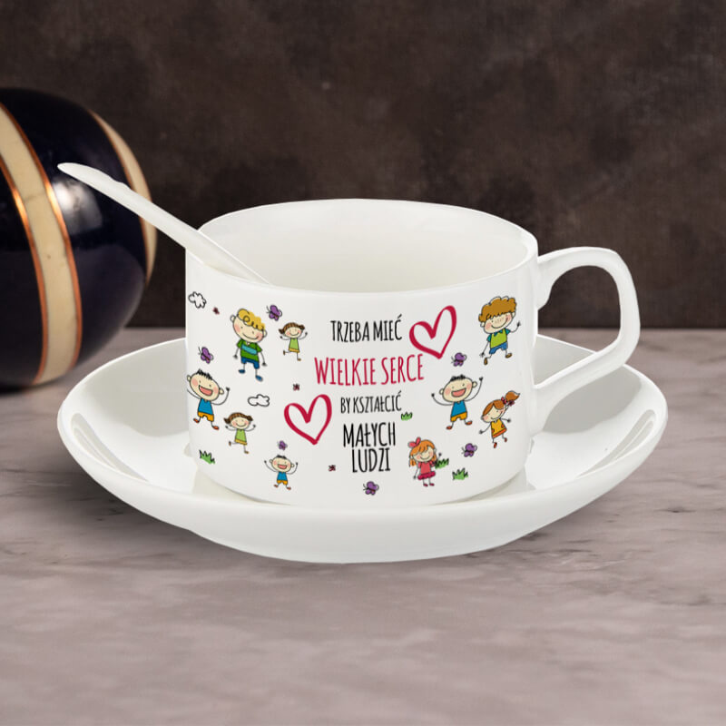 Filiżanka z talerzykiem i łyżeczką - Trzeba mieć wielkie serce by kształcić małych ludzi