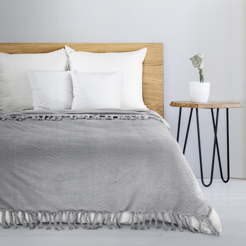 Koc z frędzlami 150x200 mikrofibra jednolity tłoczony EMMA srebrny