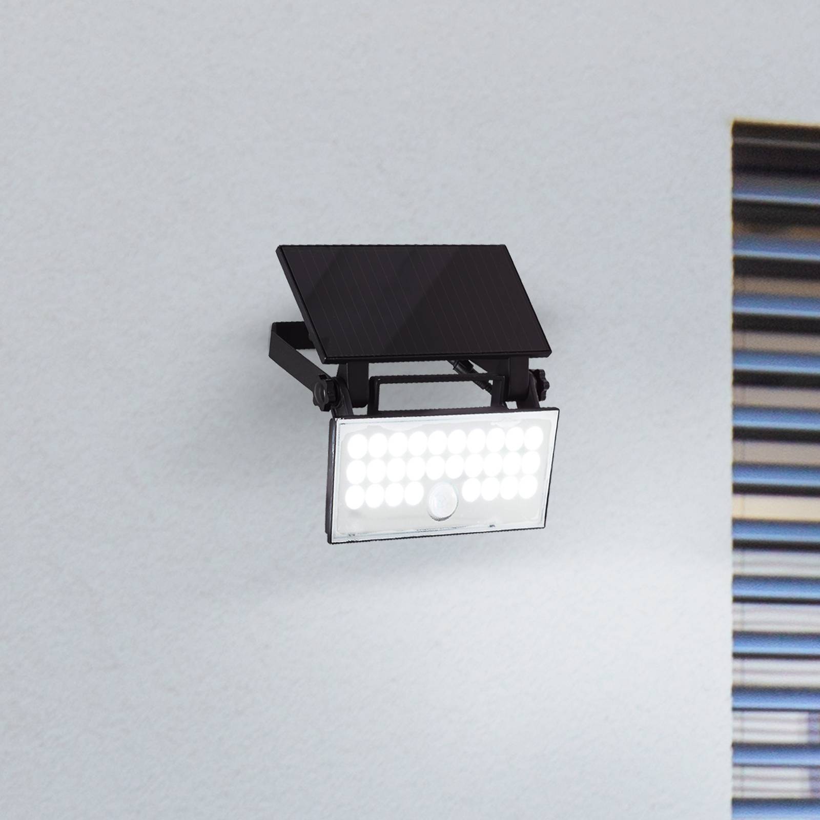 Brilliant Solarny zewnętrzny reflektor ścienny LED Luton Sensor, czarny, szer. 19 cm