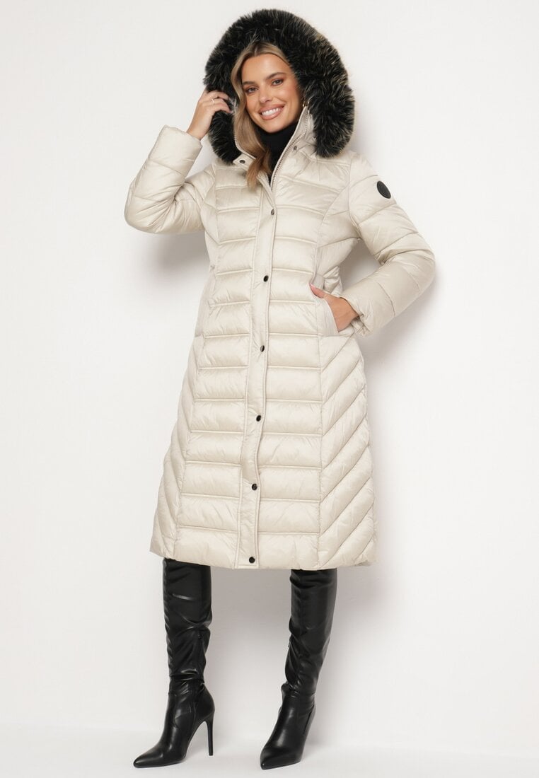 Beżowa Pikowana Kurtka Zimowa o Długim Kroju z Odpinanym Kapturem z Futrem Mintoria
