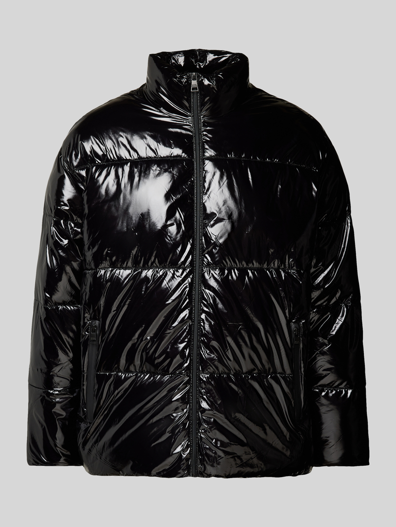 Kurtka pikowana z kieszeniami zapinanymi na zamek błyskawiczny