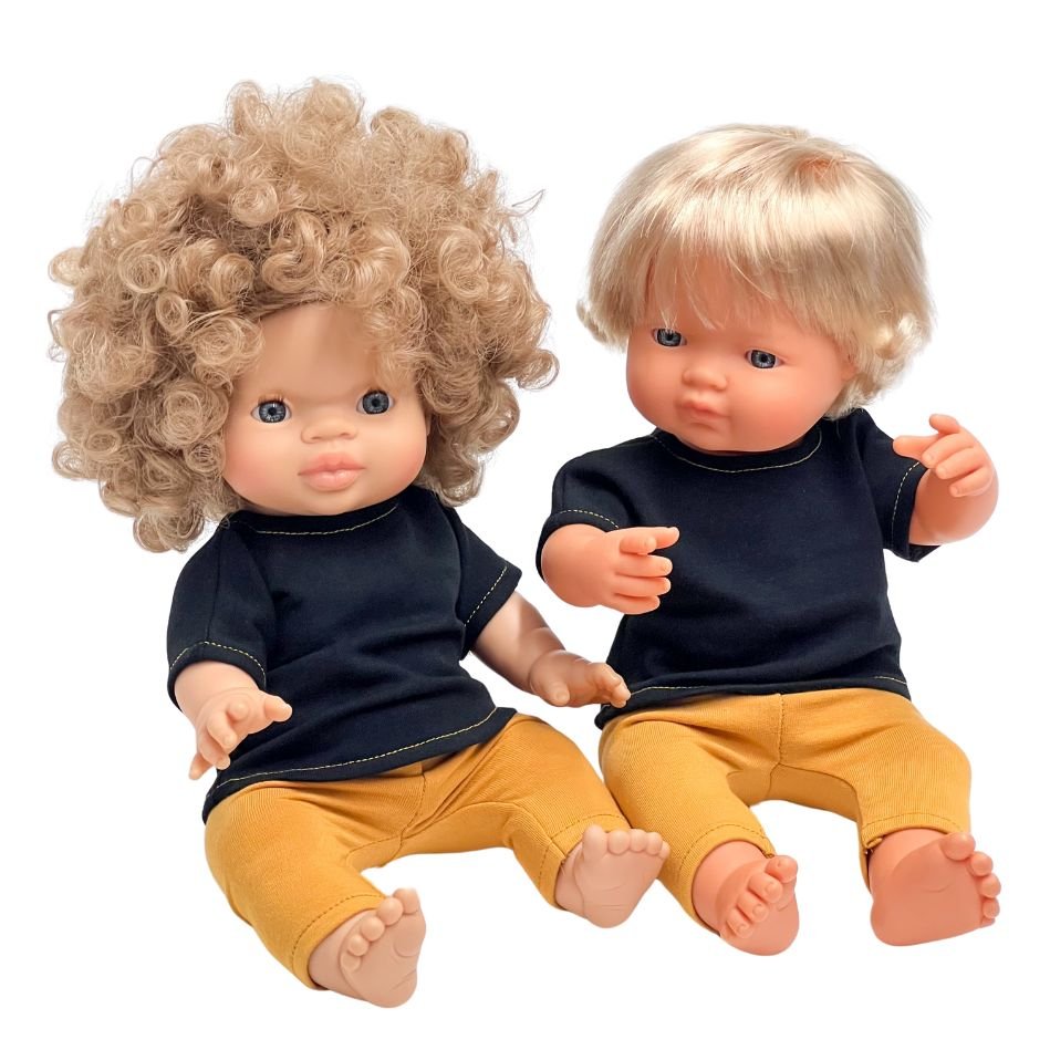 Czarna koszulka oraz miodowe spodenki dla lalki Miniland 38, Minikane 34 cm, komplet