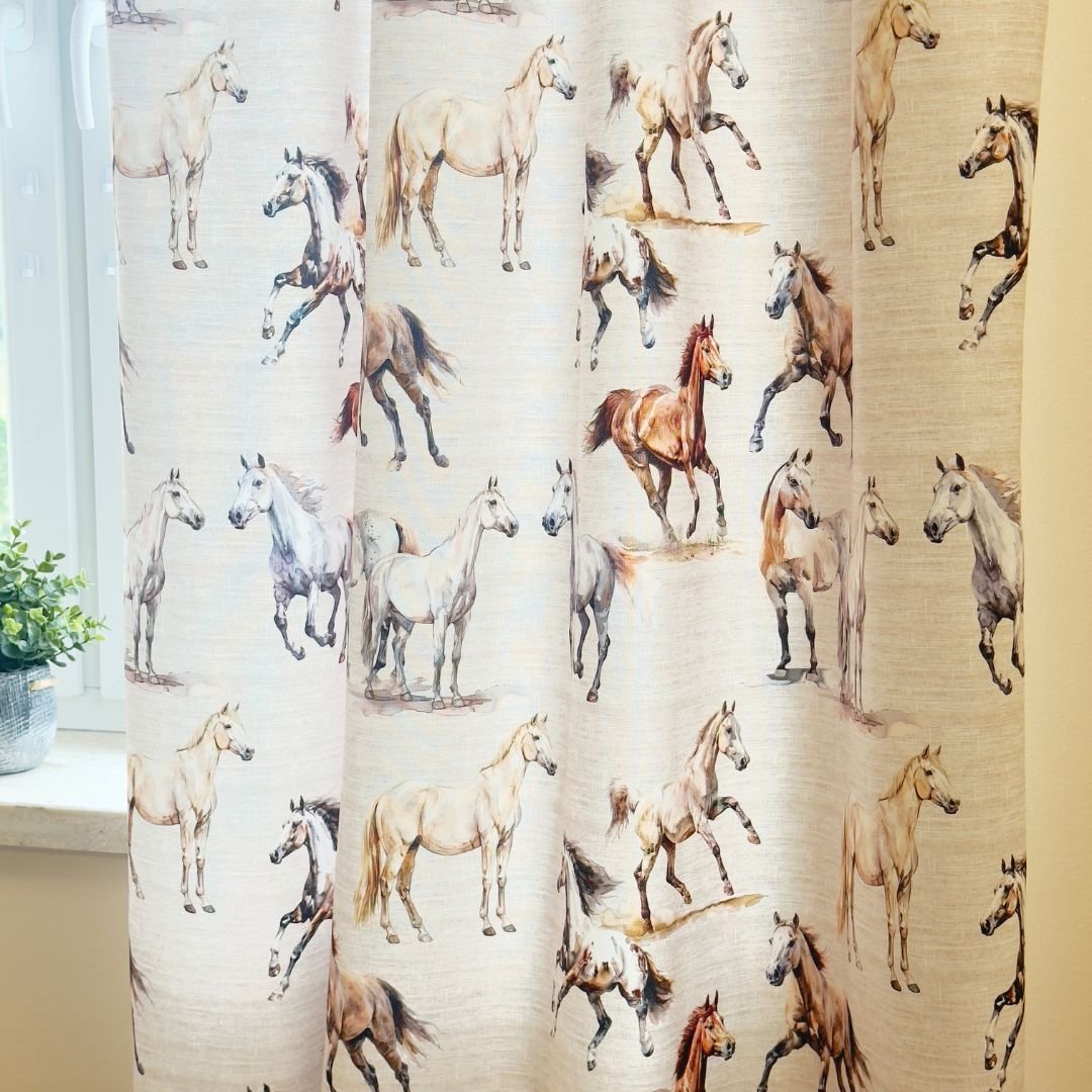 Gotowa zasłona do pokoju dziecka na taśmie, Konie, kolor beżowy, rozmiar 140x250 cm
