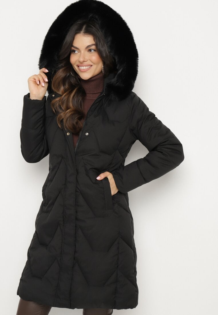 Czarna Kurtka Pikowana o Długim Fasonie z Kapturem i Futrem Vertizola