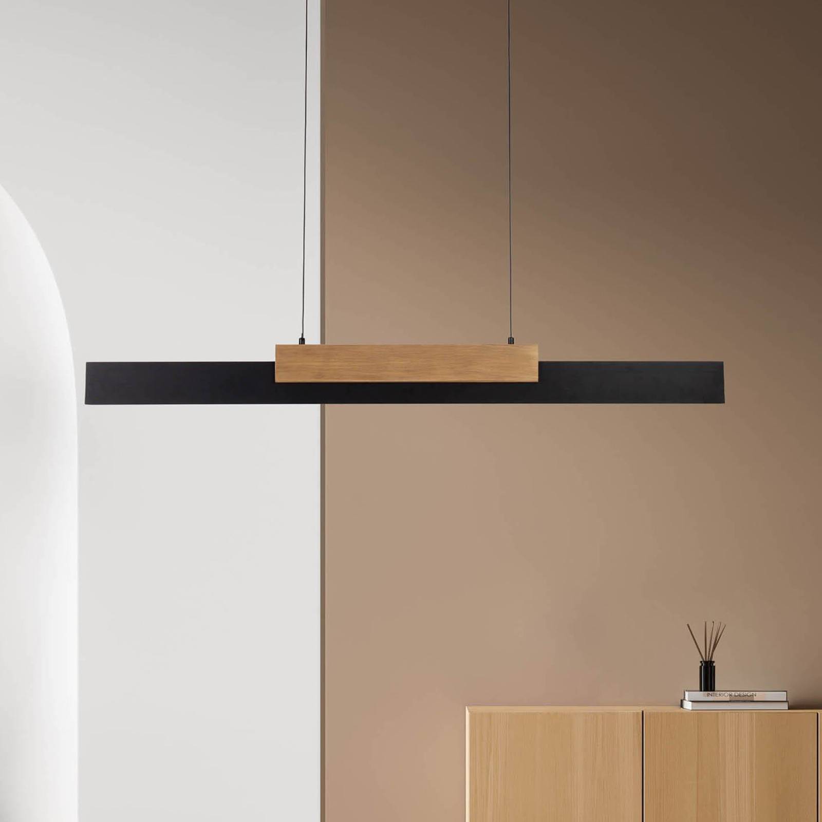 Näve Lampa wisząca Wiebke LED, czarny drewniany detal 120,5 cm ściemniana