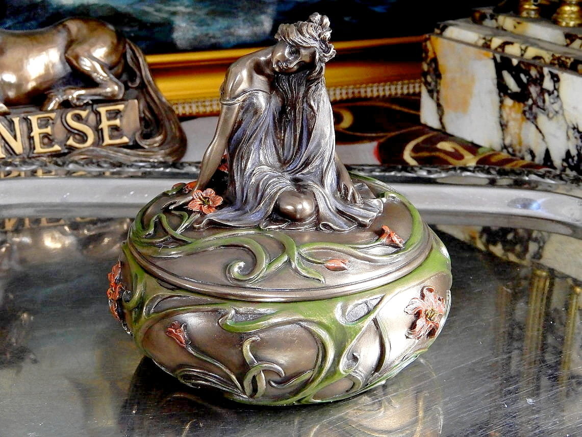 SECESYJNA SZKATUŁKA Z FIGURKĄ PIĘKNEJ DZIEWCZYNY NA POKRYWIE