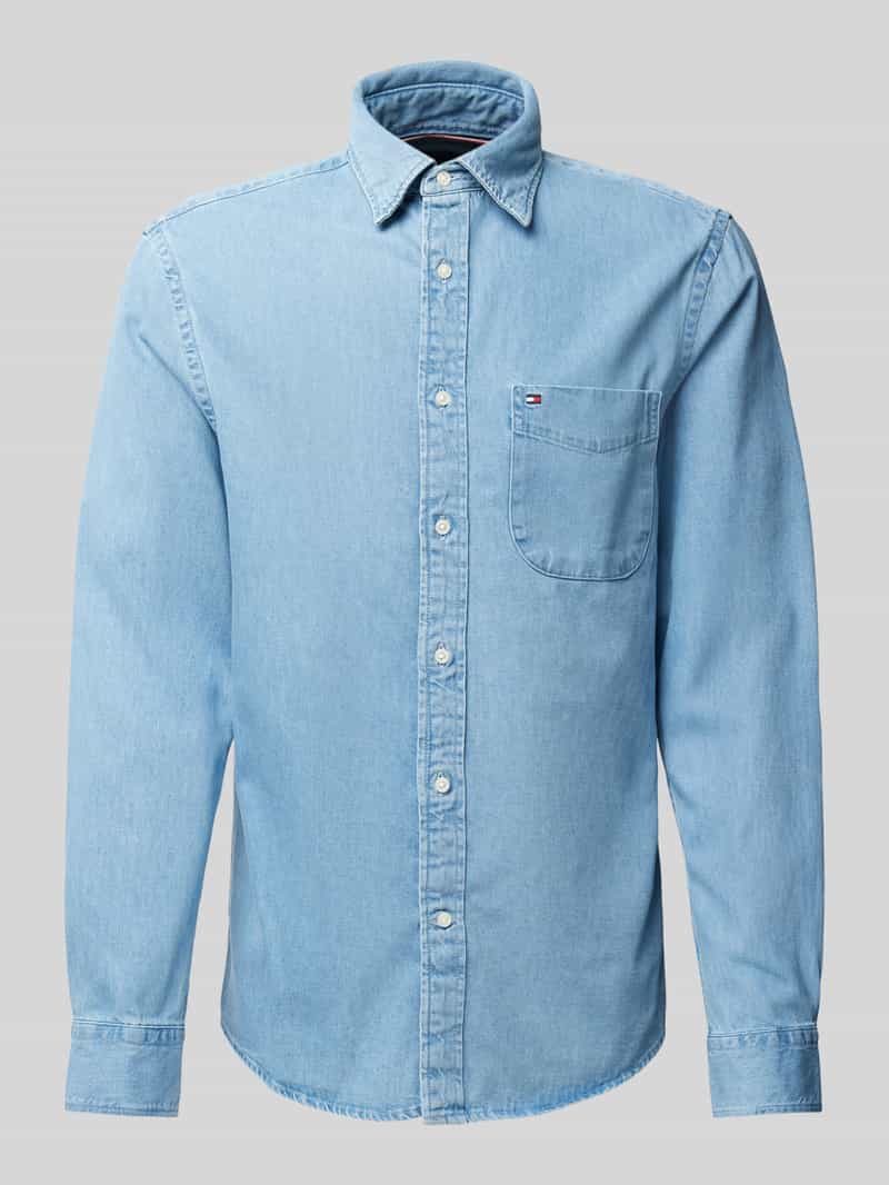Koszula jeansowa o kroju regular fit z wyhaftowanym logo