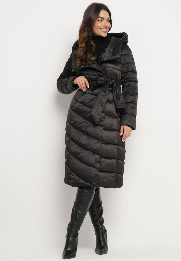 Czarna Pikowana Kurtka z Asymetrycznym Zapięciem i Kapturem Wiązana w Talii Tilita