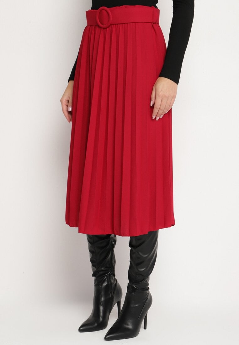 Czerwona Plisowana Spódnica Ozdobiona Paskiem z Okrągła Klamrą Sanelle