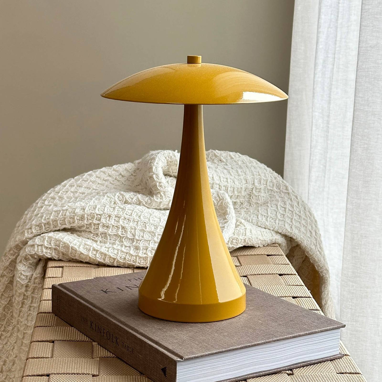 Dyberg Larsen lampa stołowa LED Wiedeń, curry, wysokość 28 cm