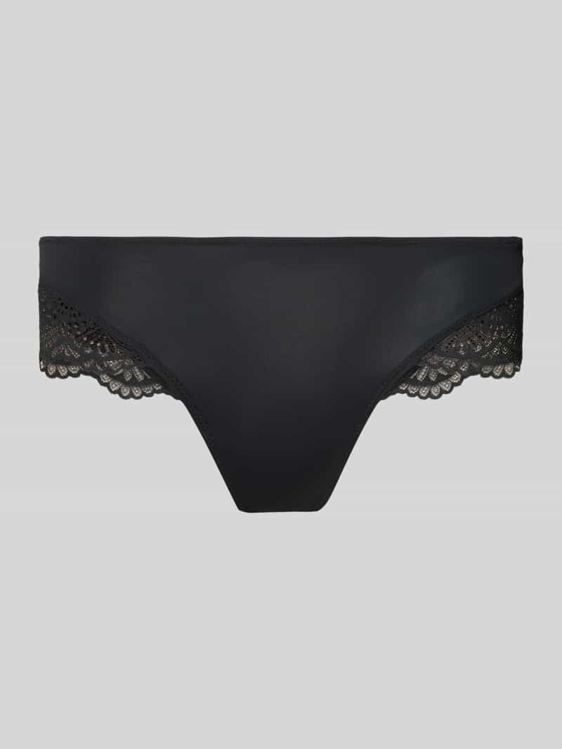 Stringi obszyte koronką