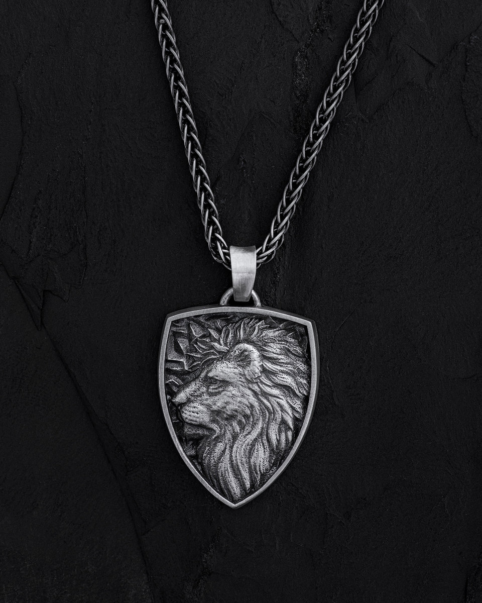 Srebrny wisiorek - tarcza LION