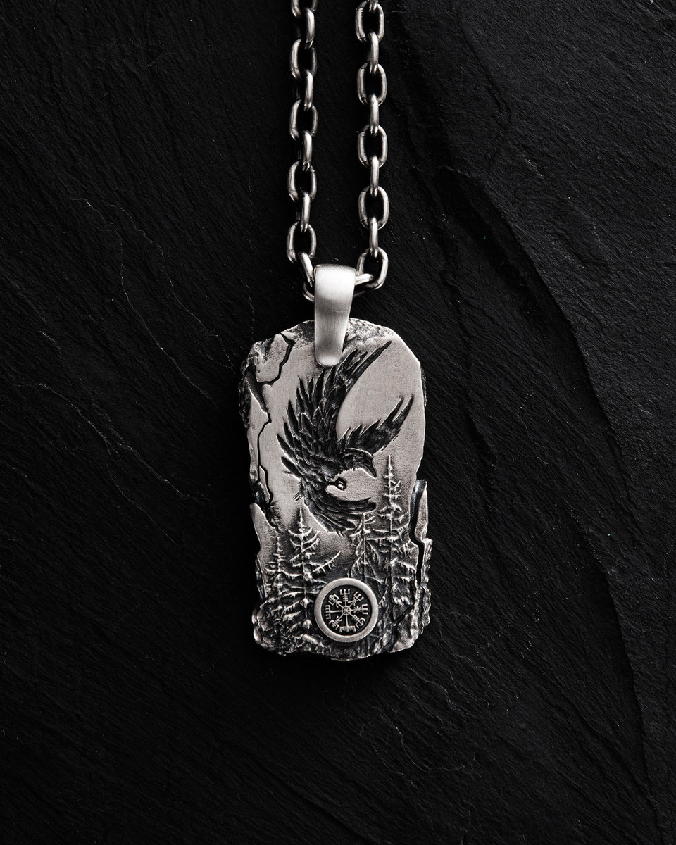 Srebrny wisiorek LORD OF THE SKY. VEGVISIR