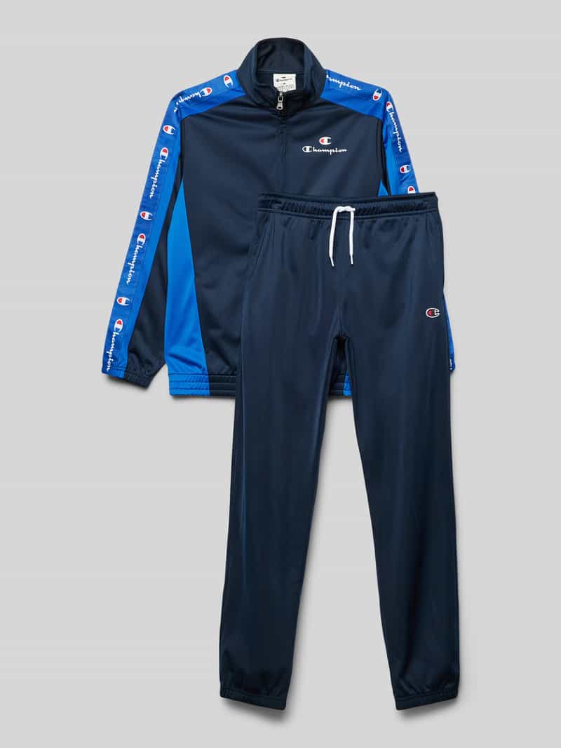 Dres z detalami z logo