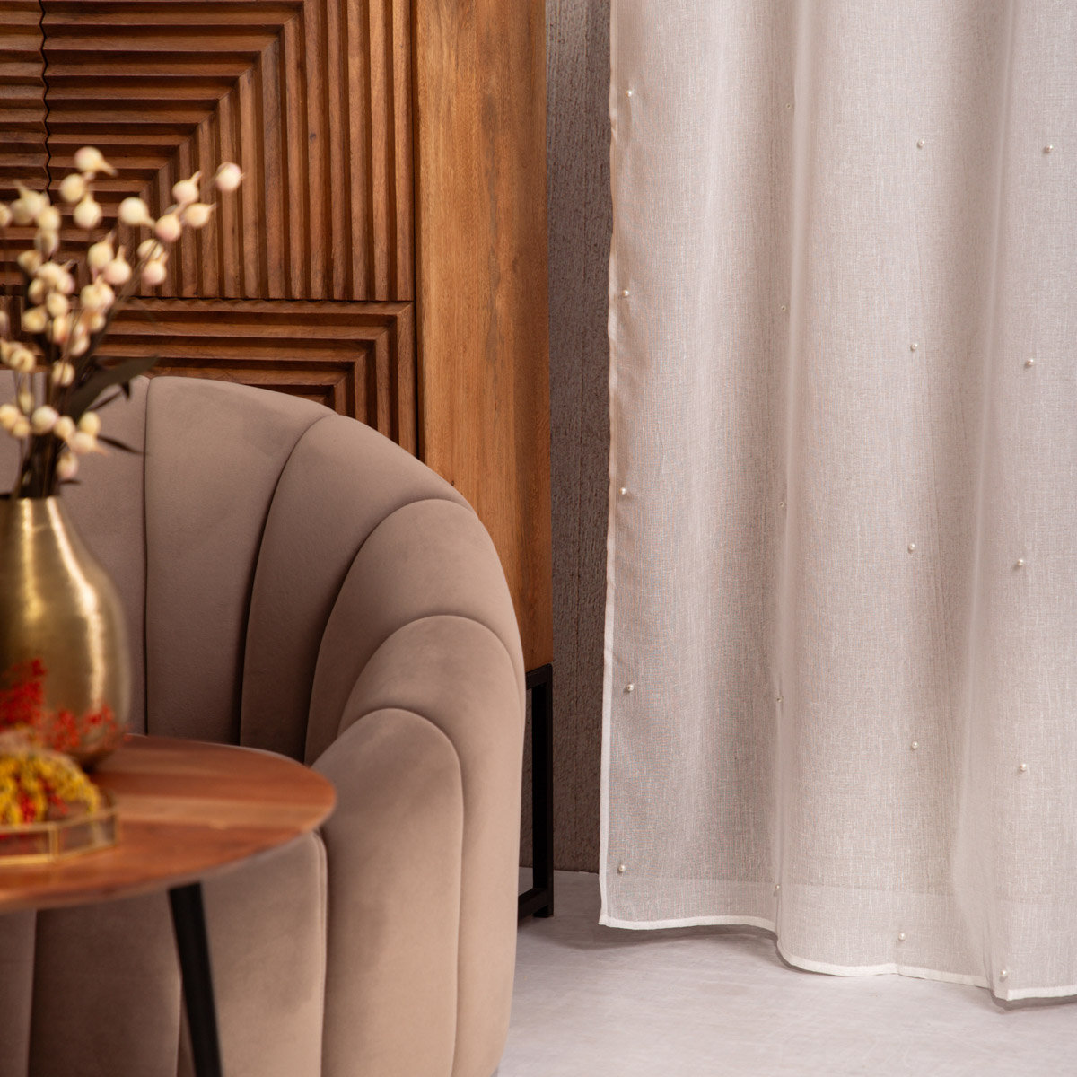 Firanka z perłami i taśmą B2 ESSENTIALS MILAN biała 140x250 cm HOMLA