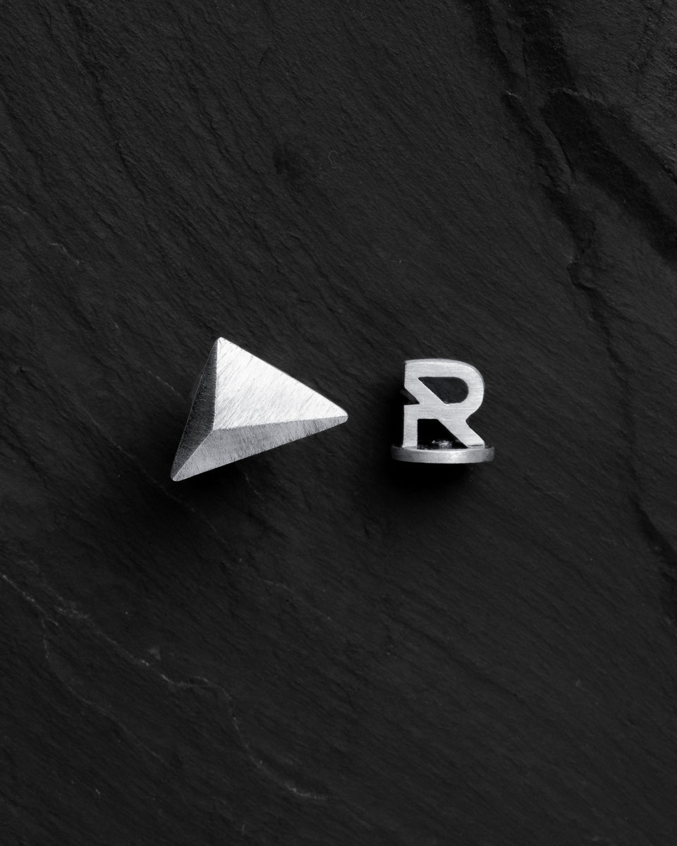 Srebrny kolczyk PYRAMID