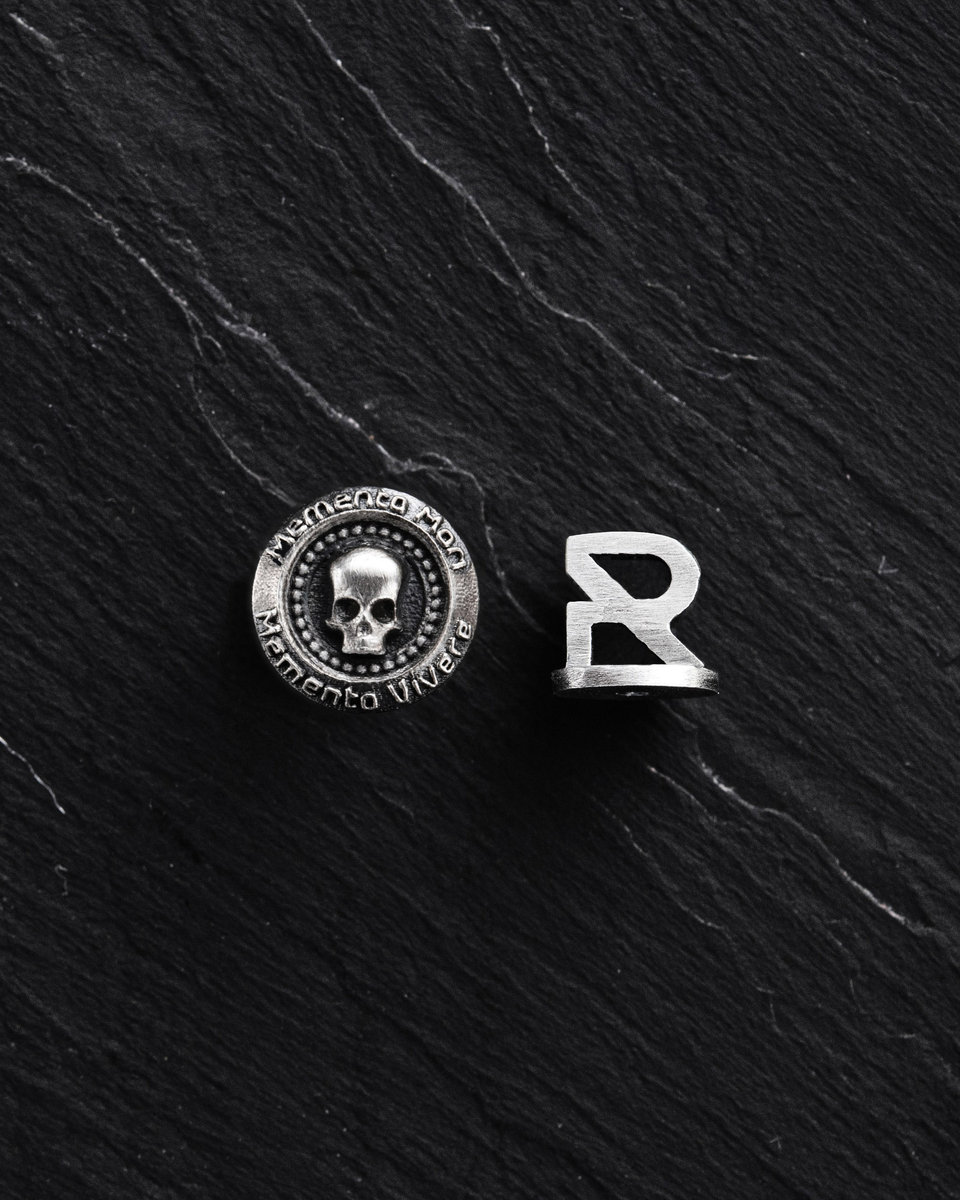 Srebrny mono - kolczyk MEMENTO MORI. VIVERE MEMENTO