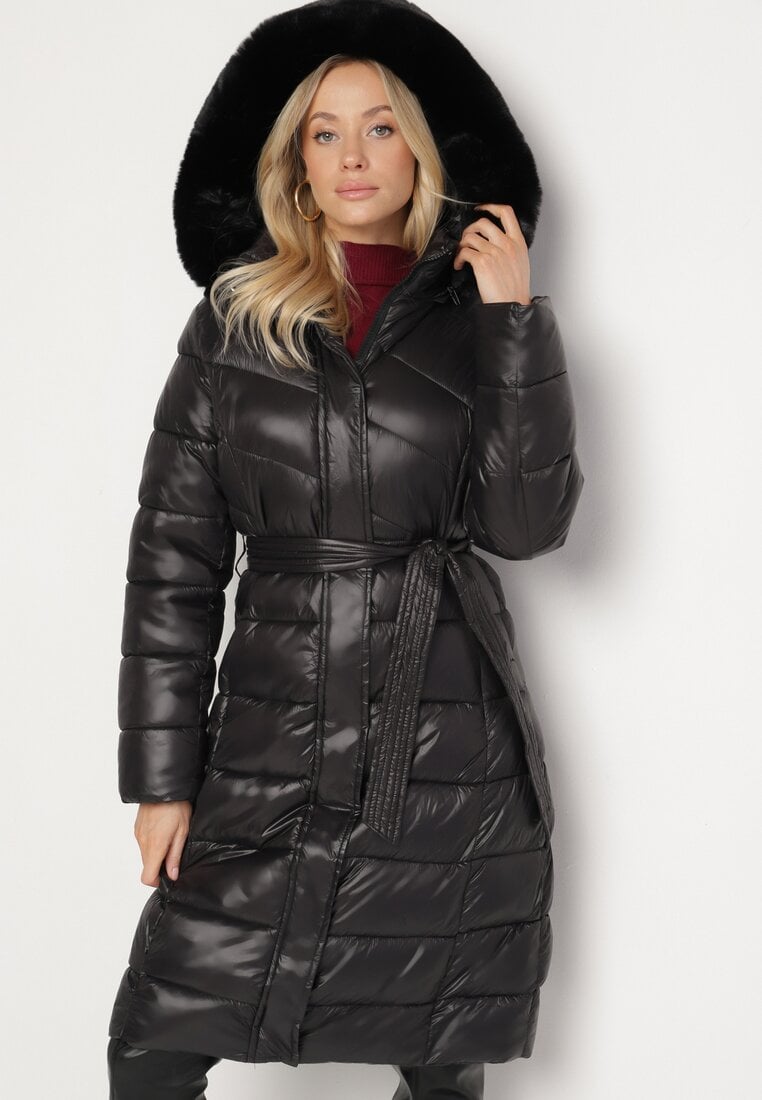 Czarna Pikowana Kurtka o Długim Kroju z Odpinanym Kapturem z Futerkiem i Paskiem oleti