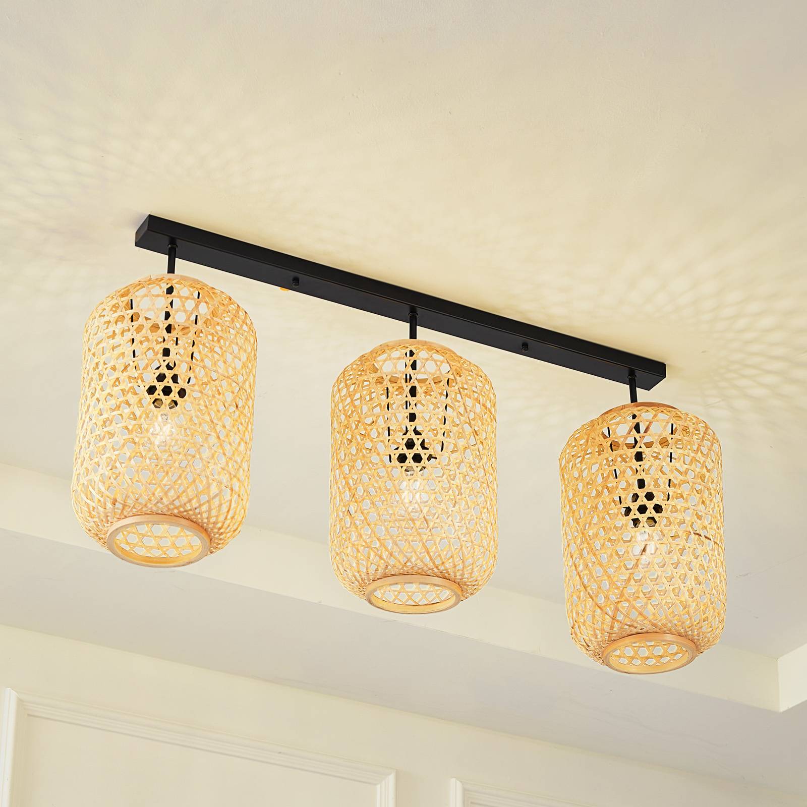 Lampa sufitowa Lucande Jorick, 3-punktowa, długość 104,5 cm, bambus