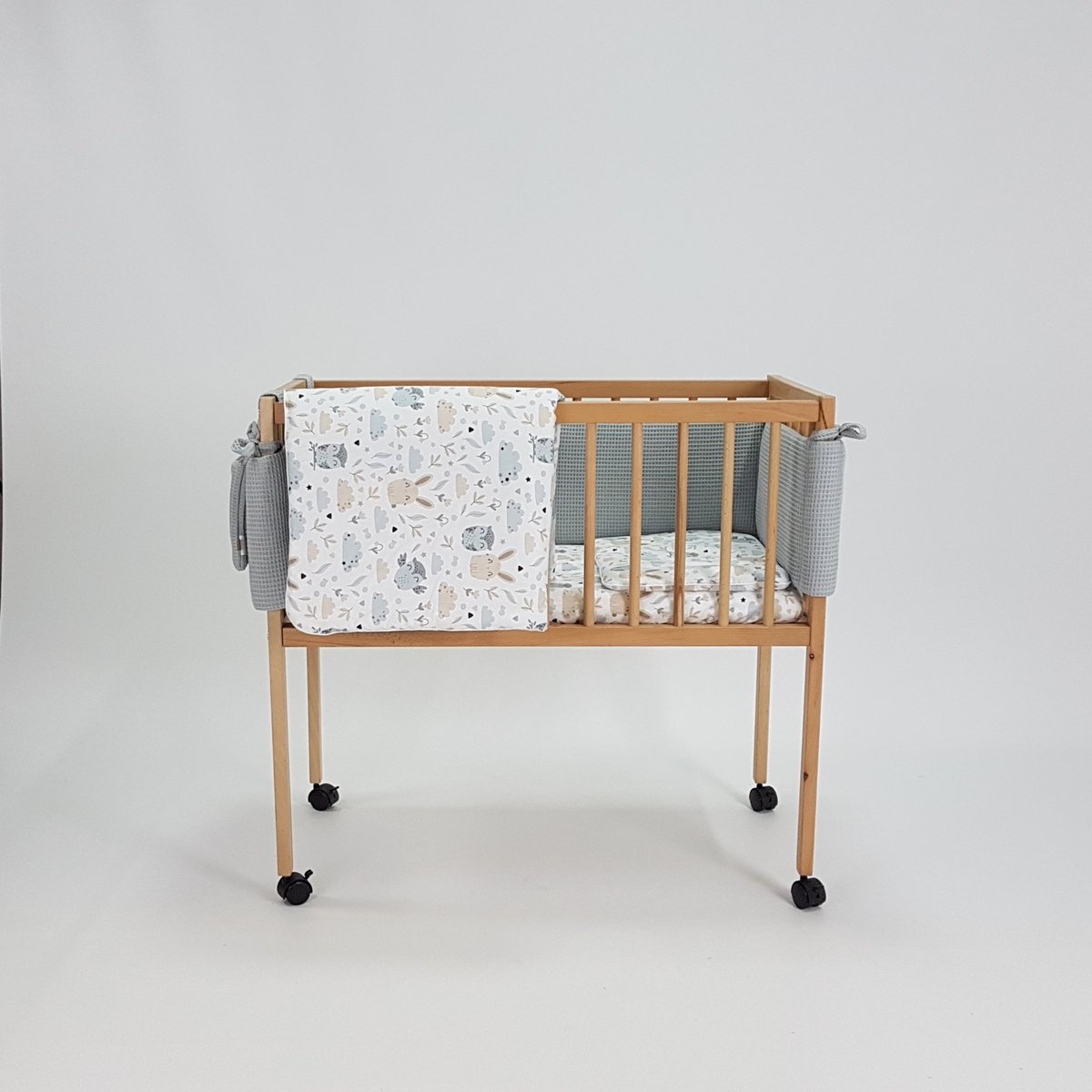 Łóżeczko dziecięce MINI 80x40cm białe z pościelą szarą- królik i sowa.